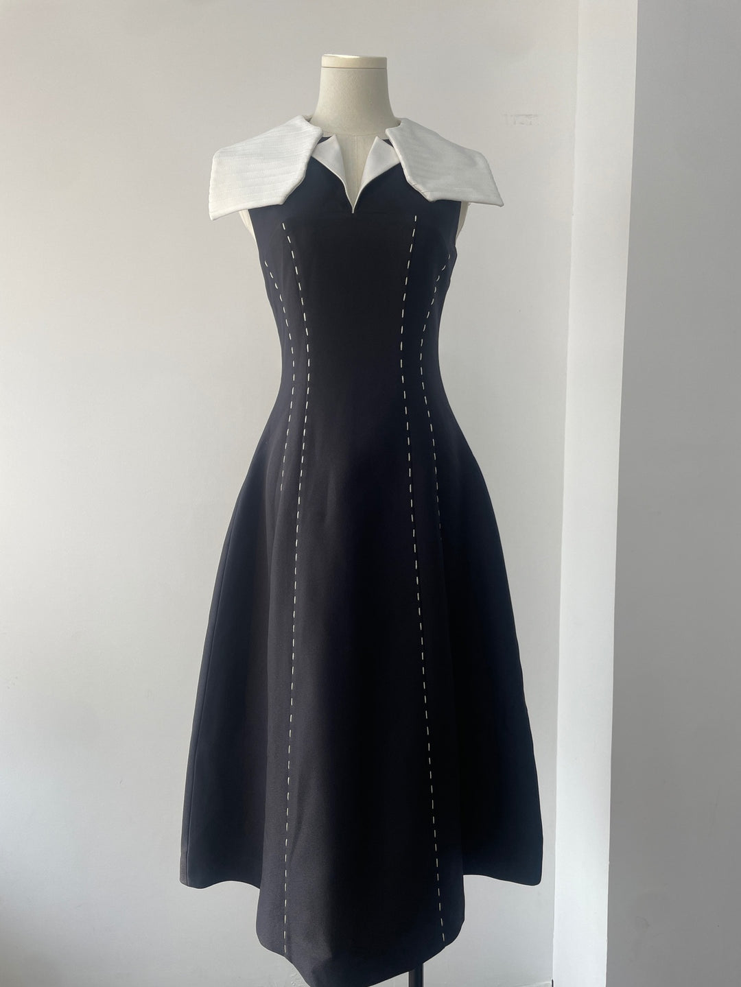 Sleeless Contrast Crepe Maxi - Black