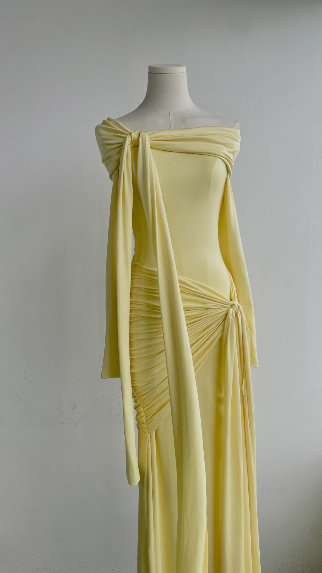 Elegant Yellow Long Dress with Crossed Collar & Wrinkled Design