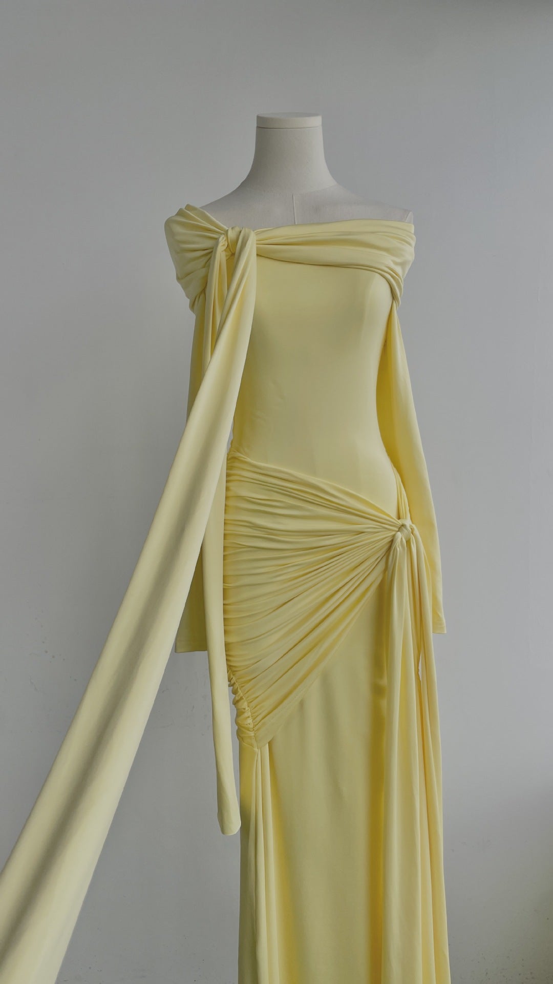 Elegant Yellow Long Dress with Crossed Collar & Wrinkled Design