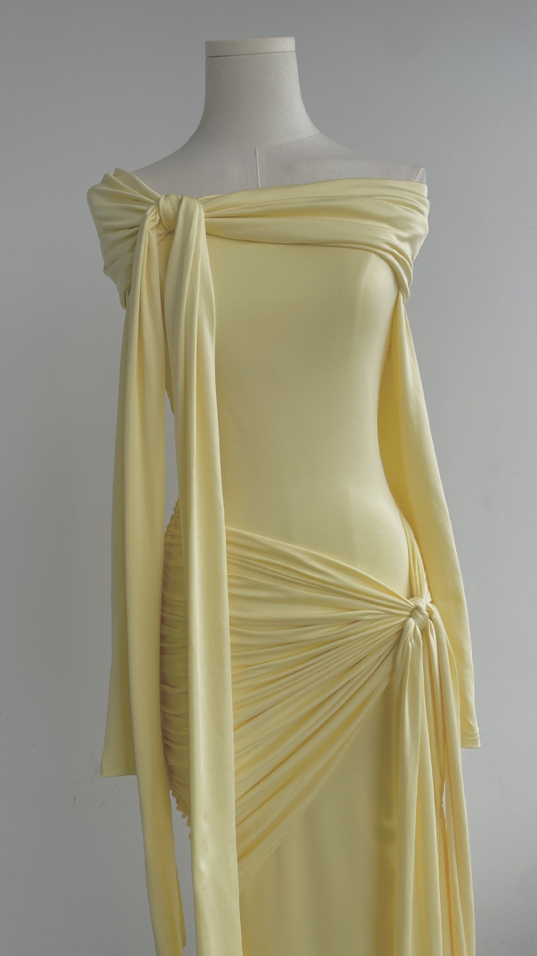 Elegant Yellow Long Dress with Crossed Collar & Wrinkled Design