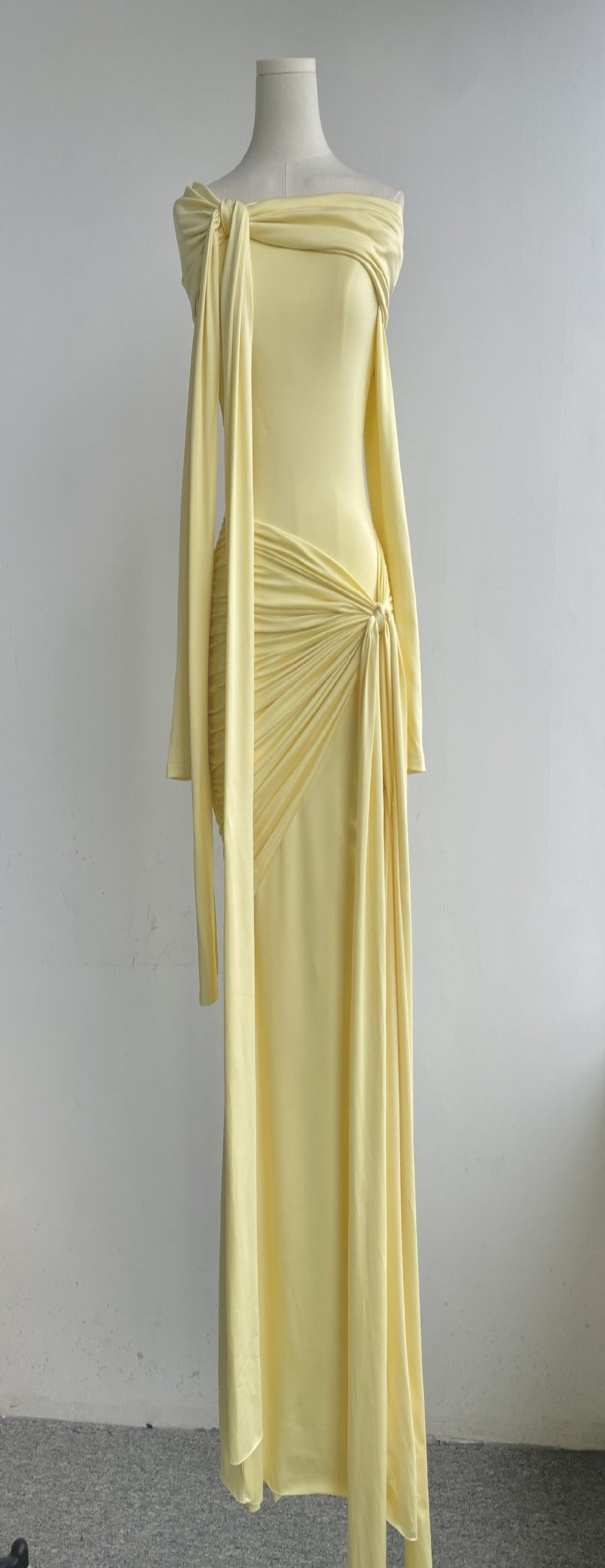 Elegant Yellow Long Dress with Crossed Collar & Wrinkled Design