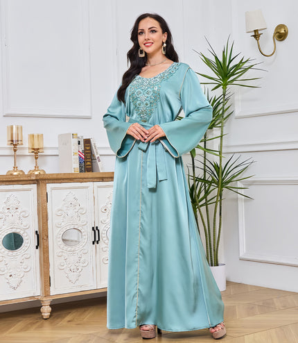 Robe élégante en soie bleu clair brodée